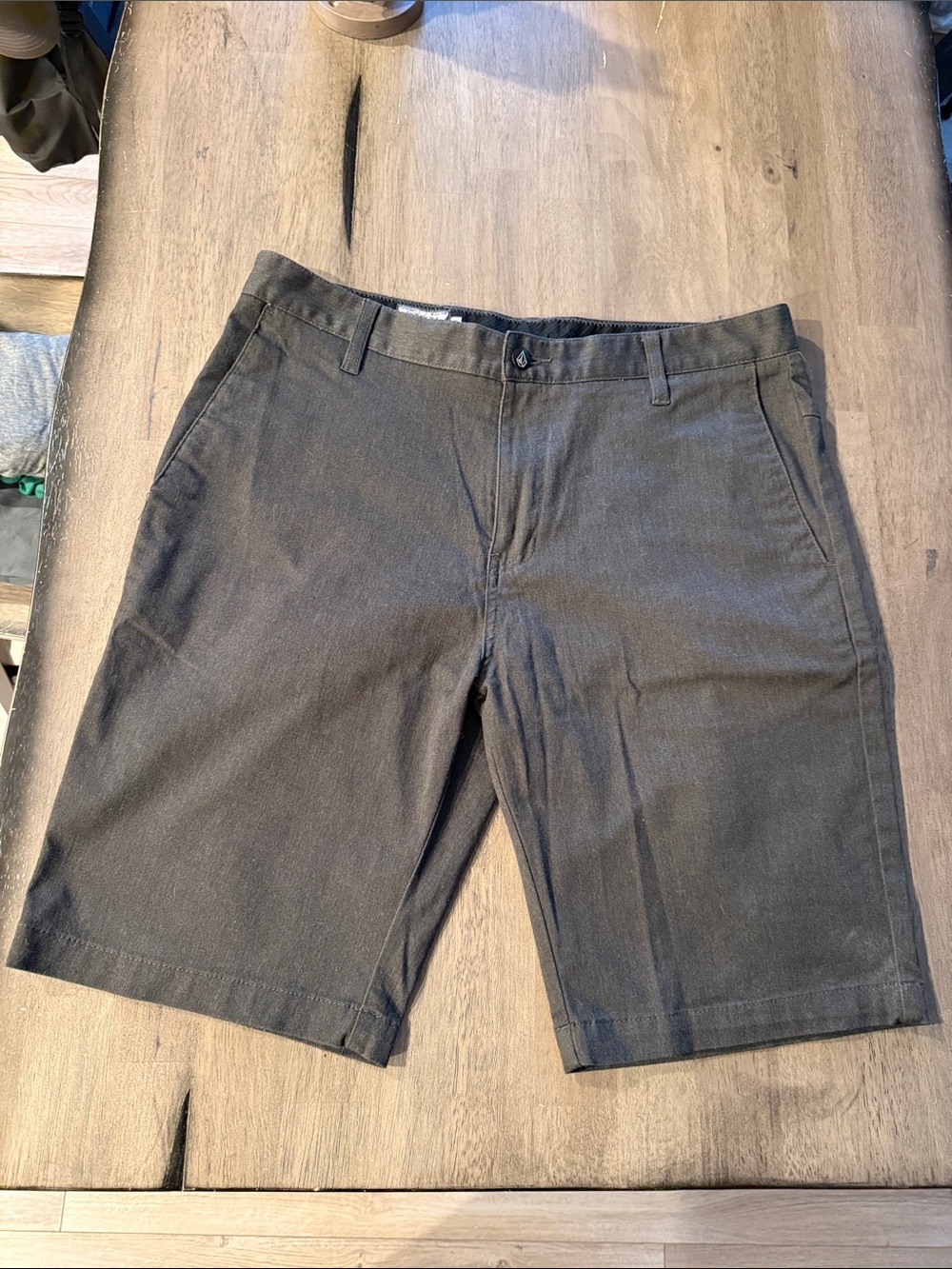 Volcom Men's Charcoal Casual Shorts like new size 33